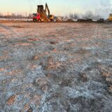 Процесс складирования грунта выемки на площадке временного хранения