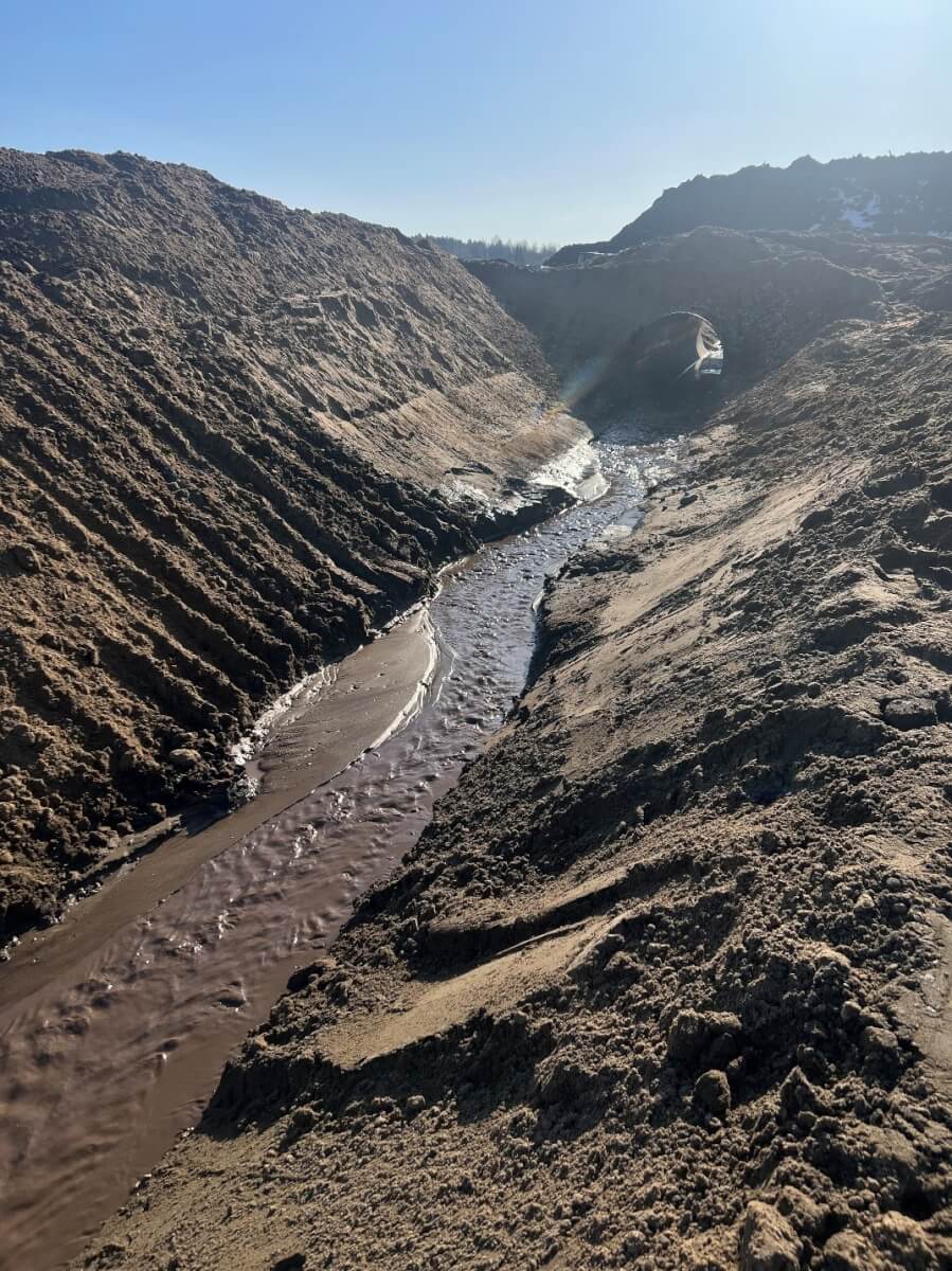 Устройство временной металлической водопропускной трубы на пересечении улицы №1 и улицы №3